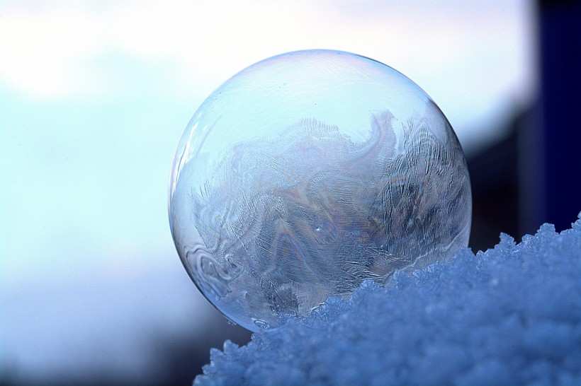 冰凝结成的圆球图片