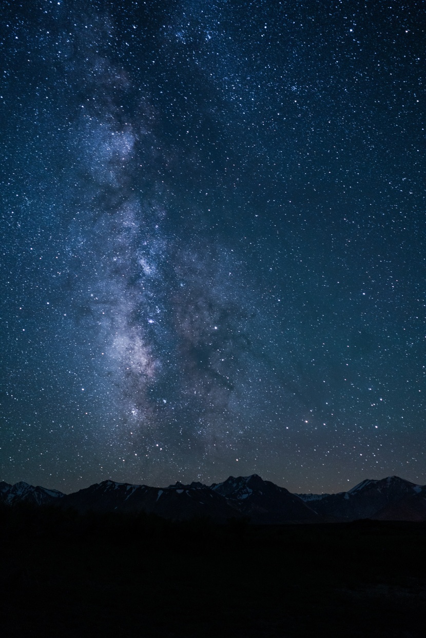 布满星星的夜空图片