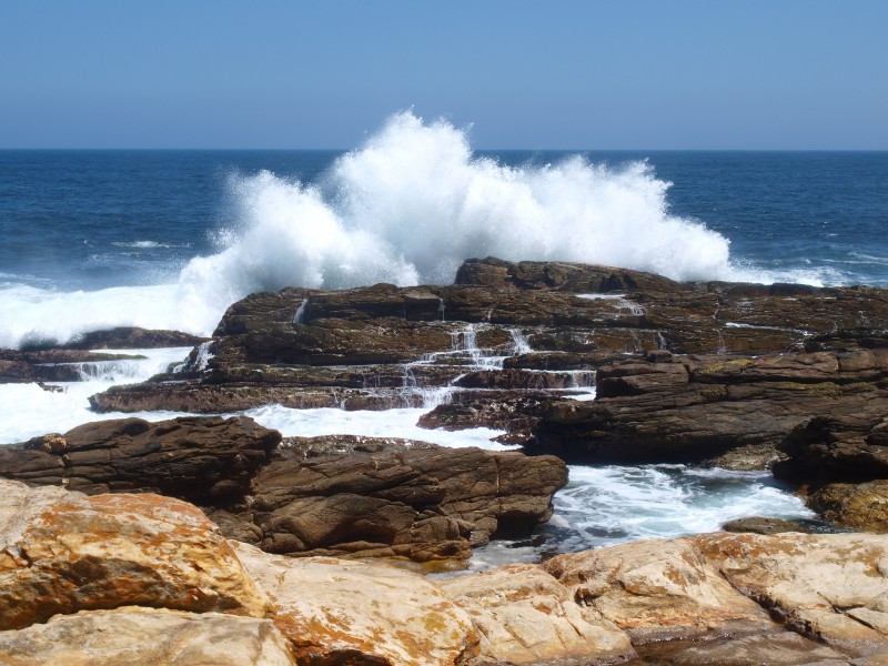 波涛汹涌的大海海浪风景图片