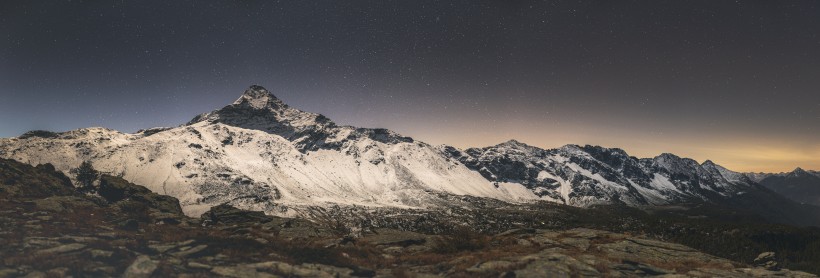 巍峨的雪山图片