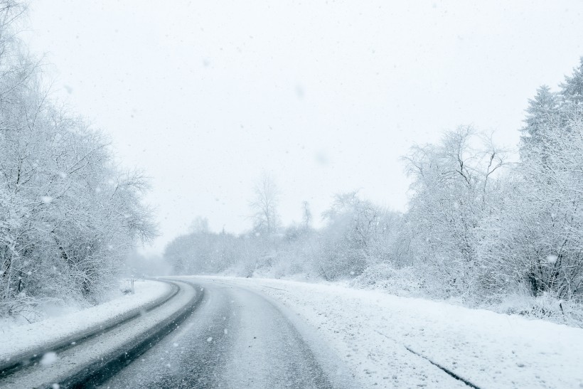 雪天道路两旁风景图片