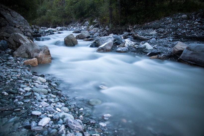 森林小溪山間流水圖片