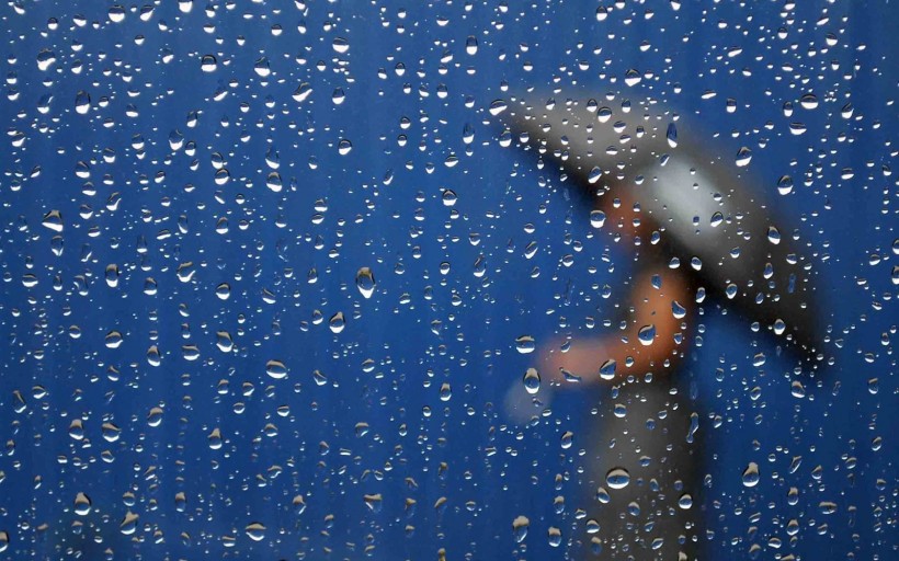 窗外的雨风景图片