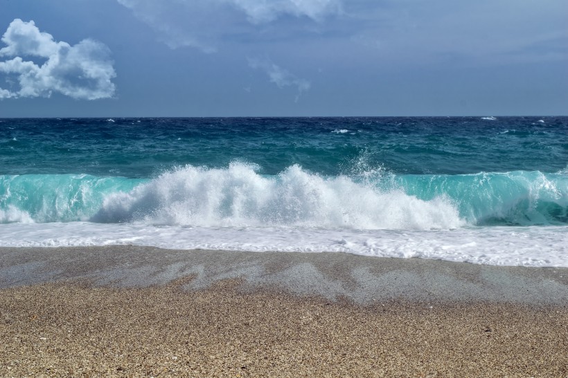 波涛涌汹的海浪风景图片