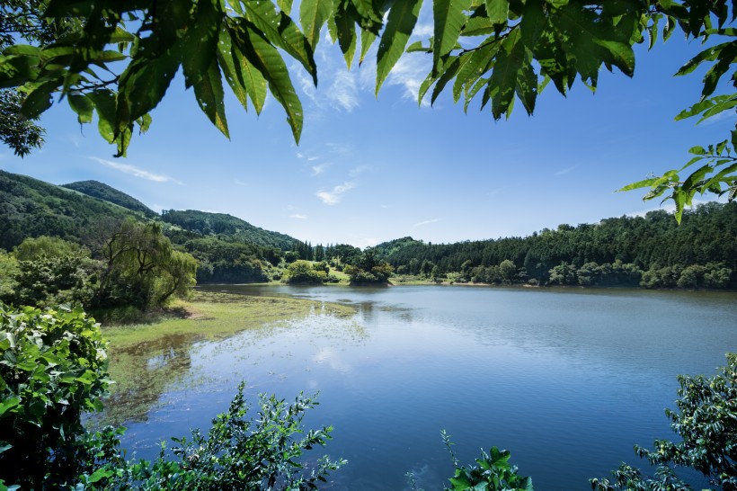 風景秀麗的湖泊圖片