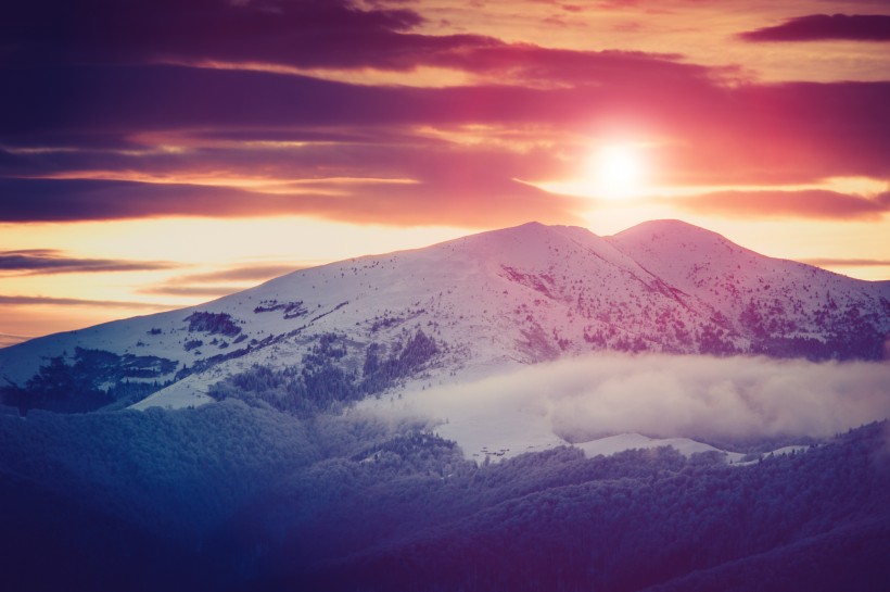 雪山上的夕阳景观图片