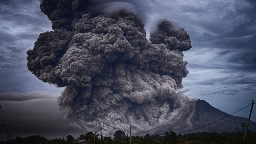 壮观的火山爆发风景图片