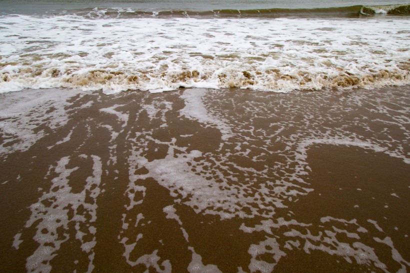 沙灘上的波浪水流痕跡圖片