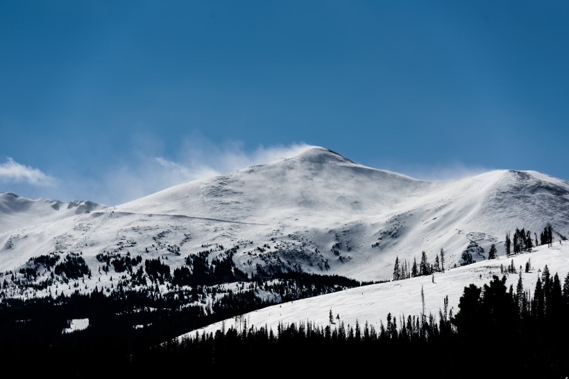 风中扬起白雾的雪山图片