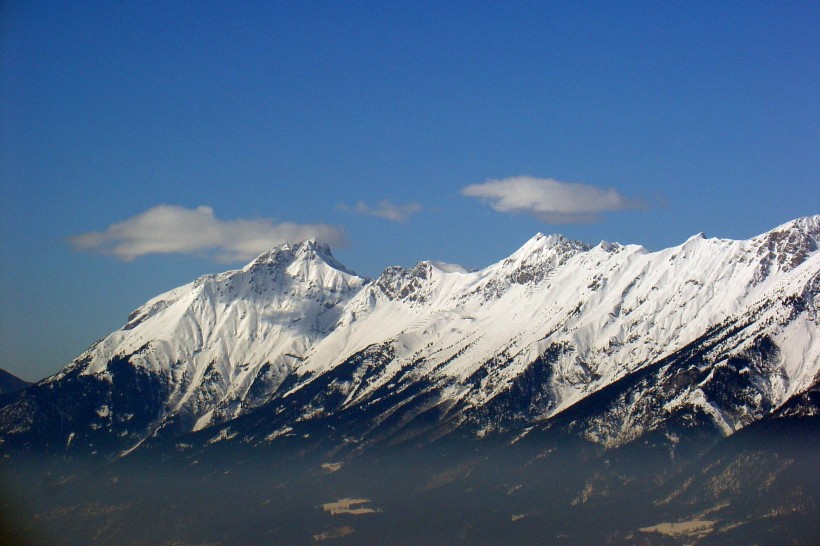 巍峨的雪山圖片