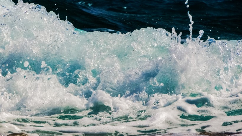 汹涌澎湃的大海海浪风景图片