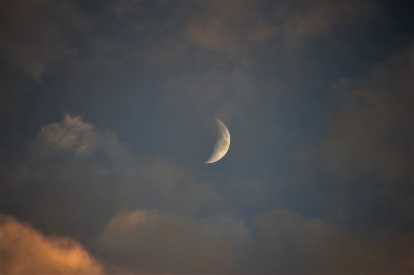 夜空中唯美的月亮图片