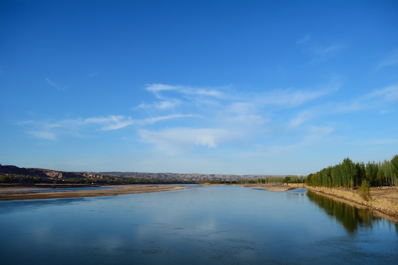 碧藍(lán)的天空和湖水圖片