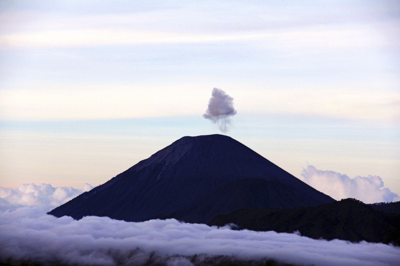 磅礴喷发的火山风景图片