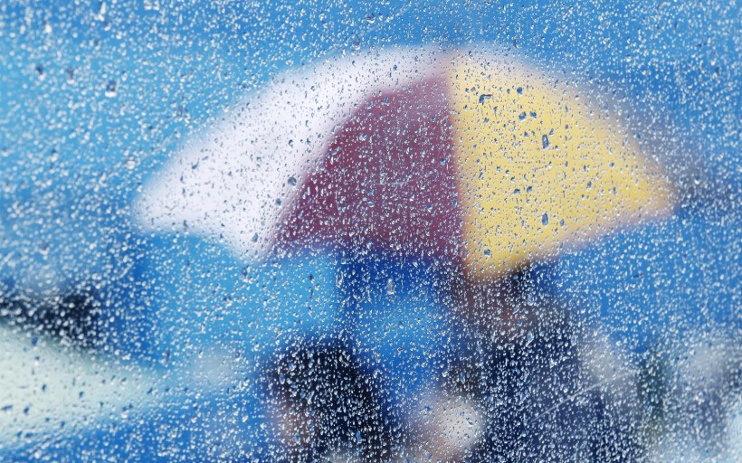 窗外的雨风景图片