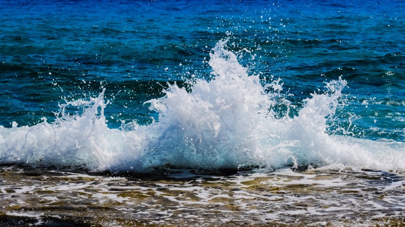 汹涌澎湃的大海海浪风景图片