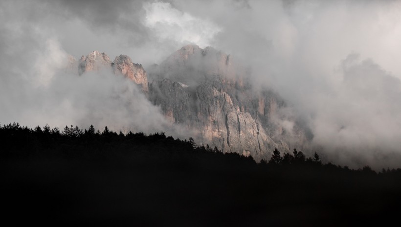 山間薄霧風(fēng)景圖片