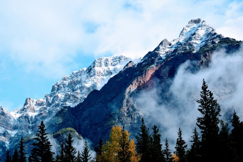 積雪的山峰圖片