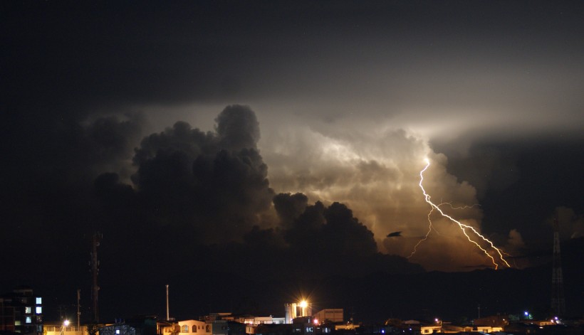 狂暴震撼的雷霆閃電風(fēng)景圖片