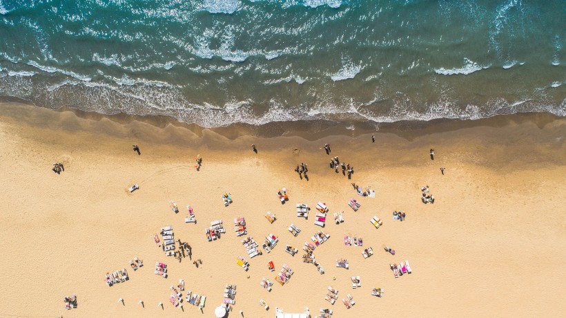 海浪拍打海滩俯视图图片