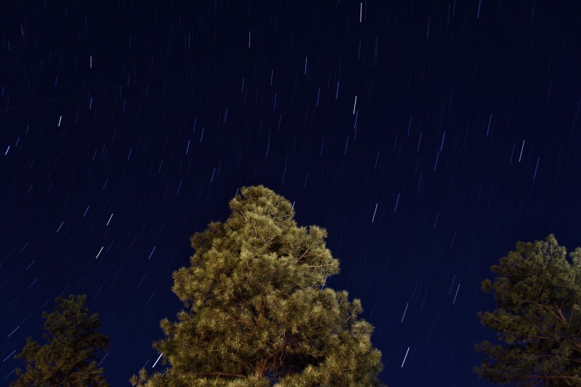 夜空中的流星圖片