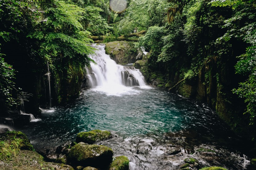 灵动的瀑布风景图片