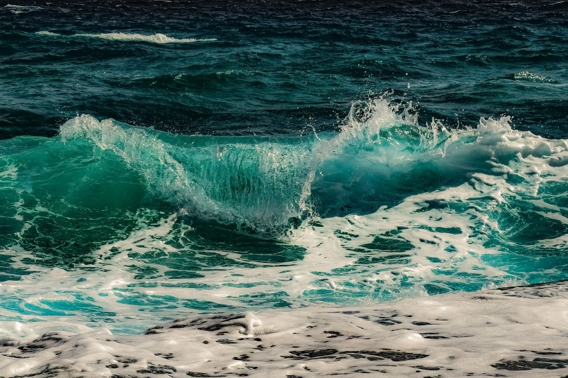 波涛涌汹的海浪风景图片