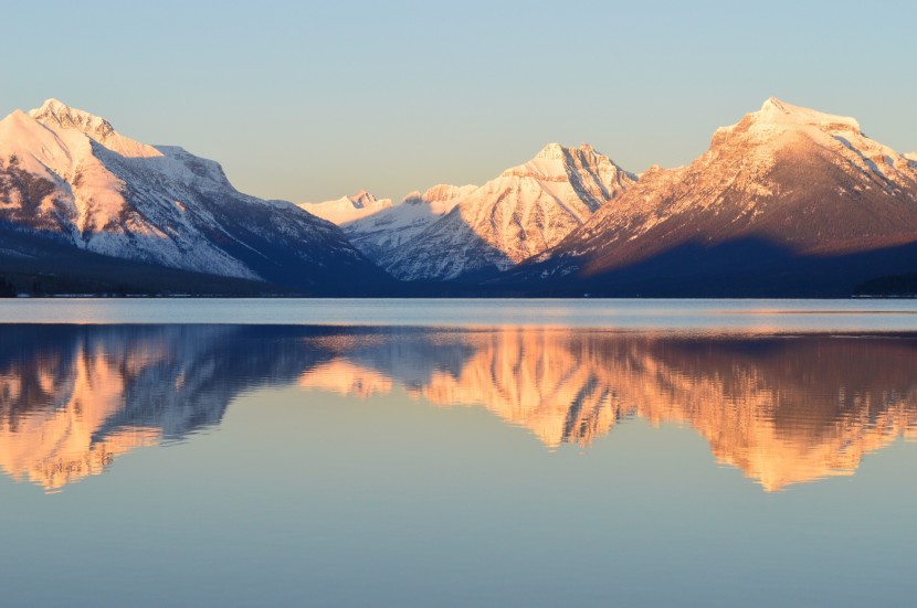 美麗雪山和倒影風(fēng)景圖片