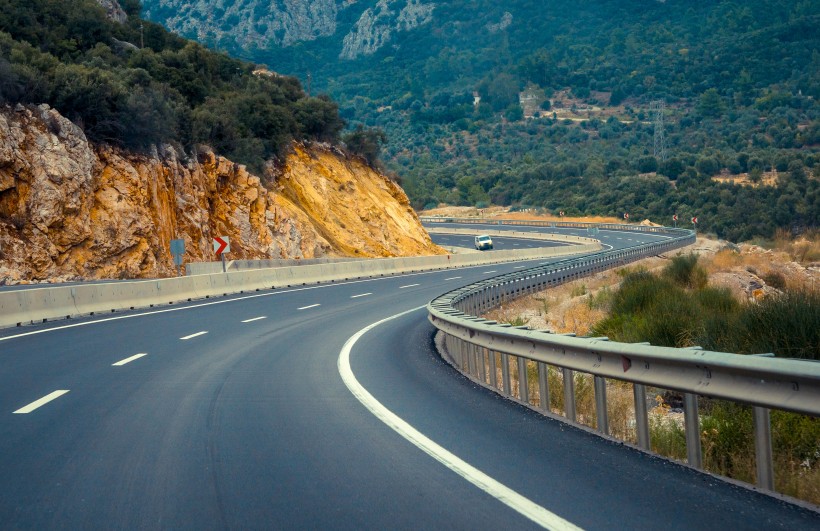 道路两旁的风景图片