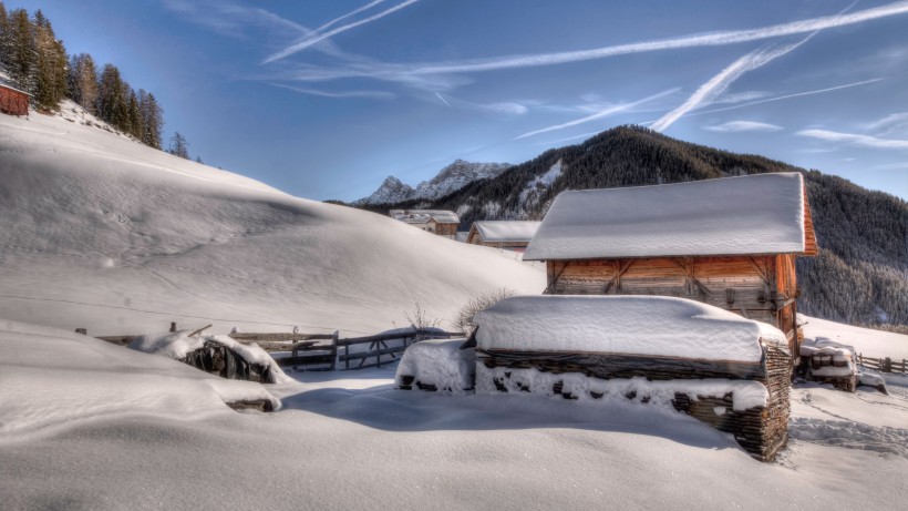 雪中小木屋风景图片