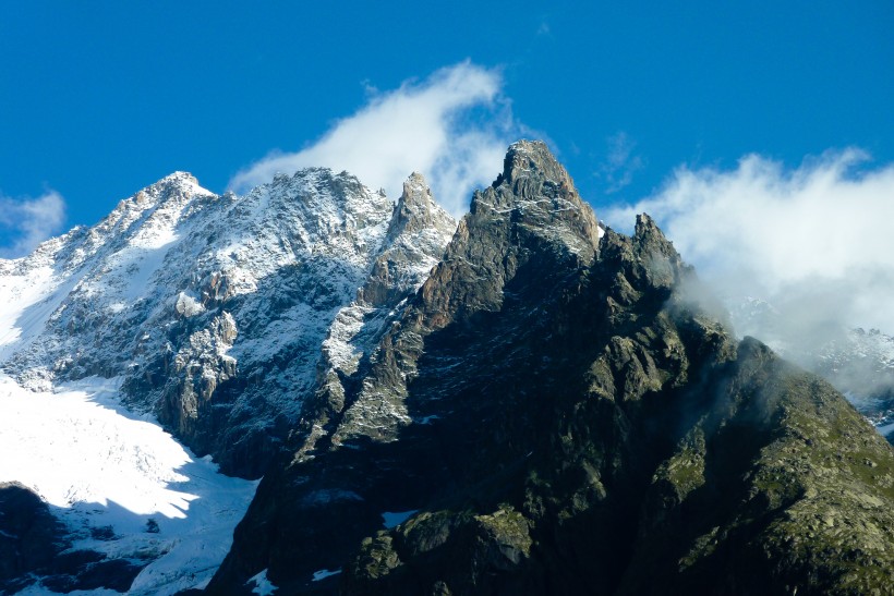 巍峨的雪山图片