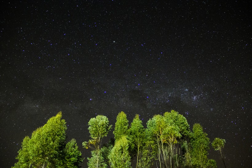 延时拍摄的星空图片