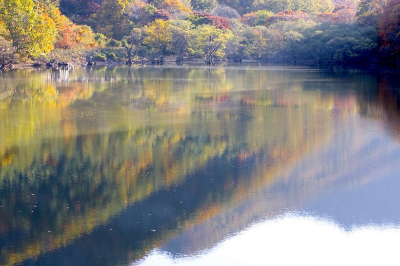 湖面倒影风景图片