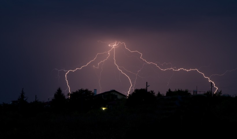 電閃雷鳴的夜空景象圖片