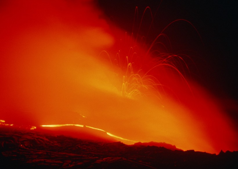 強勢噴發(fā)的火山風(fēng)景圖片