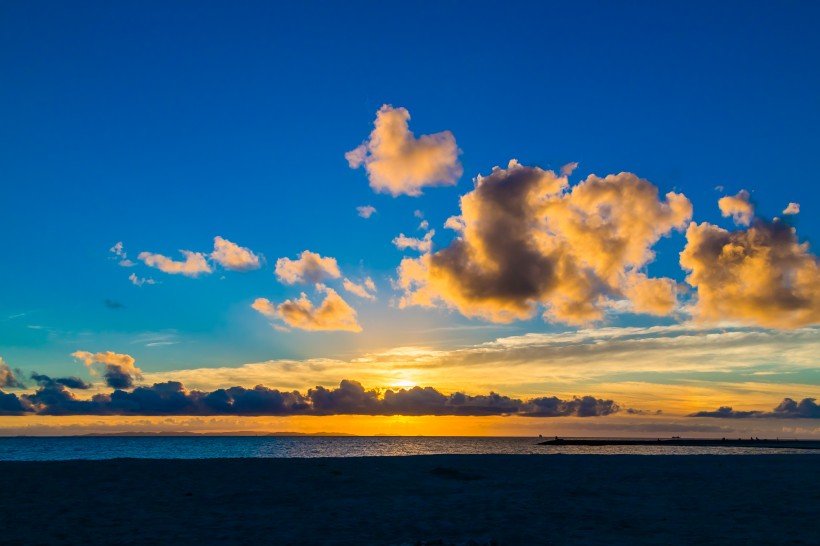 海平面的夕陽(yáng)圖片