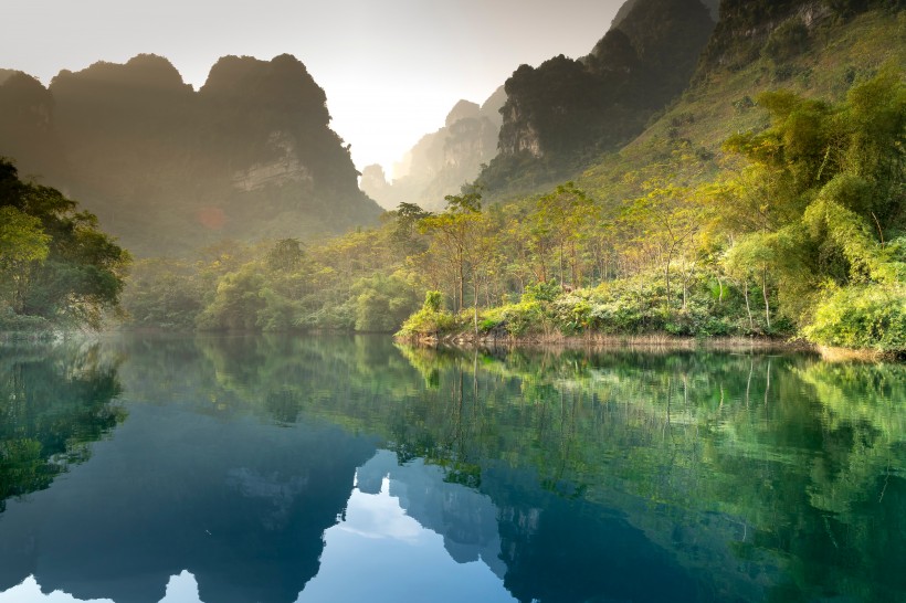 清晨的山水景色图片