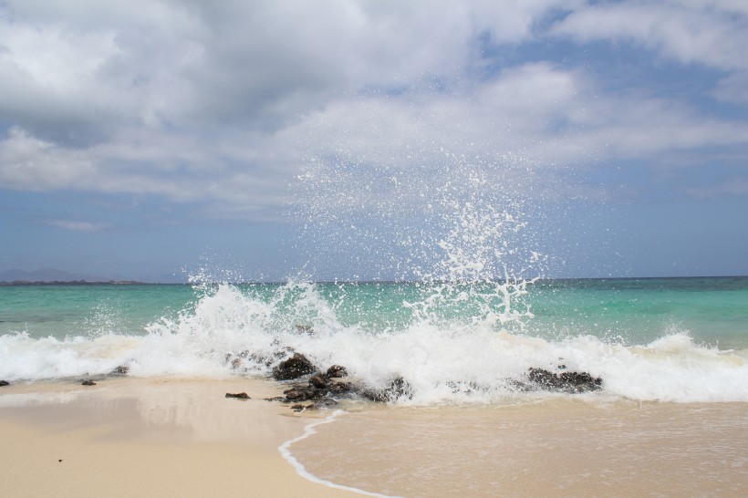 波濤洶涌的海浪圖片