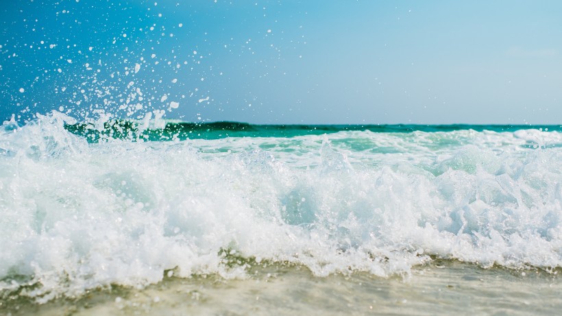 汹涌澎湃的大海海浪风景图片