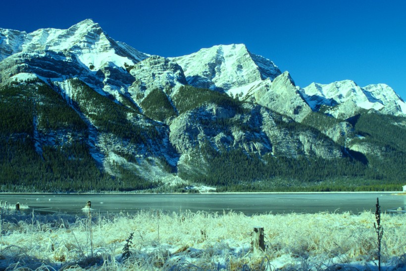 峻峭的雪山图片