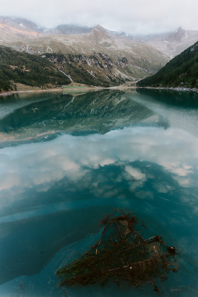 像鏡子一樣的湖水圖片