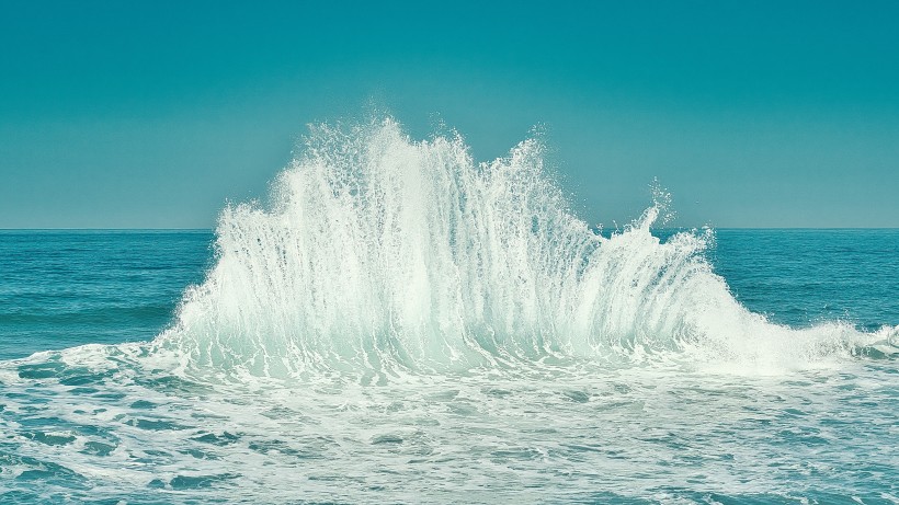 汹涌的海浪图片