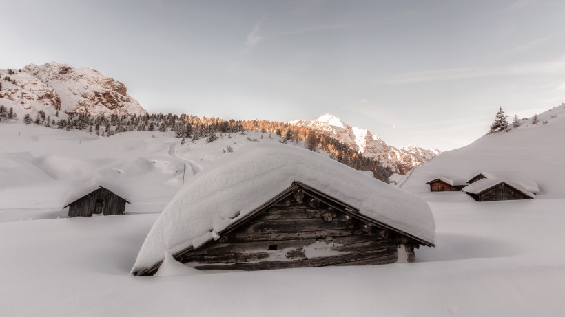 雪中小木屋风景图片