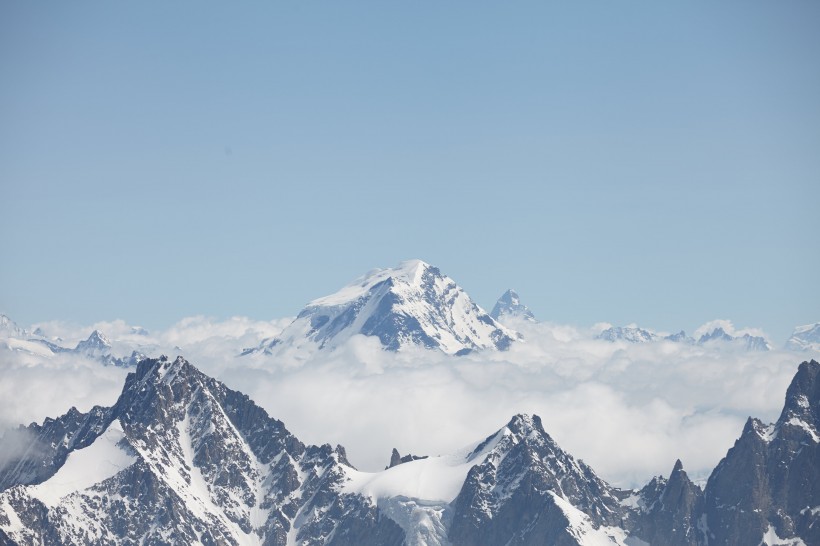 巍峨雄壮的阿尔卑斯雪山图片