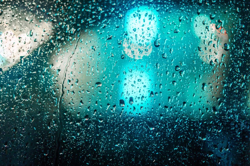 落在玻璃上的雨滴图片