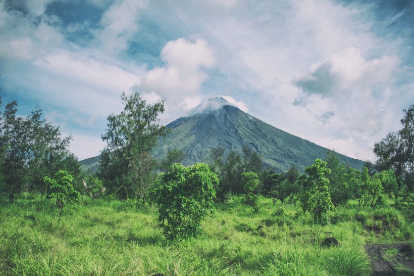 磅礴噴發(fā)的火山風(fēng)景圖片