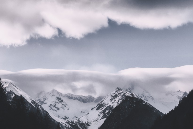 美麗的山區(qū)雪景圖片