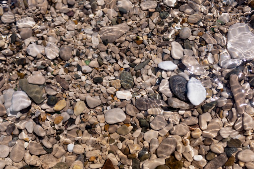 海滩上的小石头图片