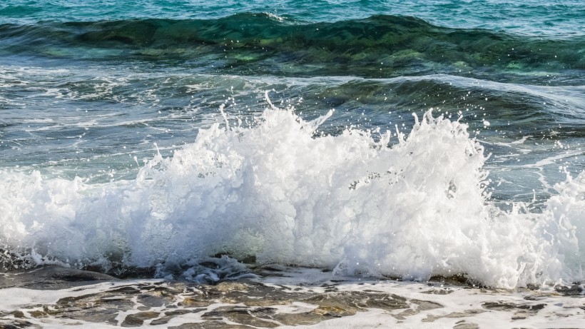 洶涌澎湃的大海海浪風(fēng)景圖片