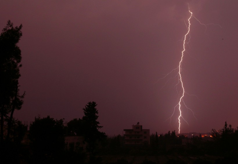 狂暴震撼的雷霆閃電風景圖片